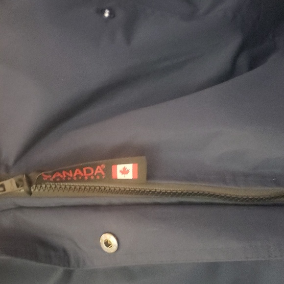 A Canada weather gear coat - Picture 6 of 9